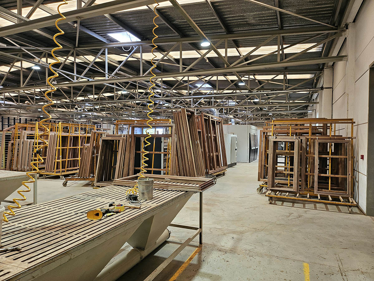 Portes ouvertes chez Emac Belgium : découvrez l'univers des menuiseries high-tech en bois