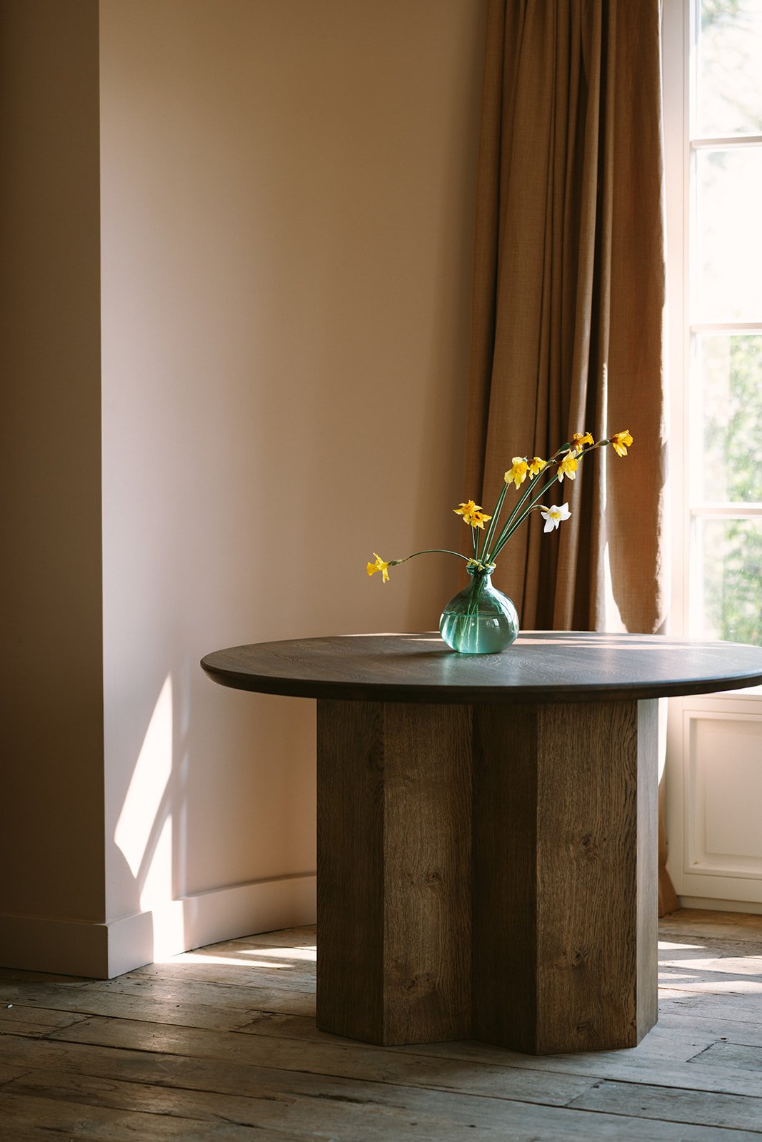 Wood-Lo : Laurence vous propose du mobilier intemporel, des tables épurées, des luminaires en bois belge.